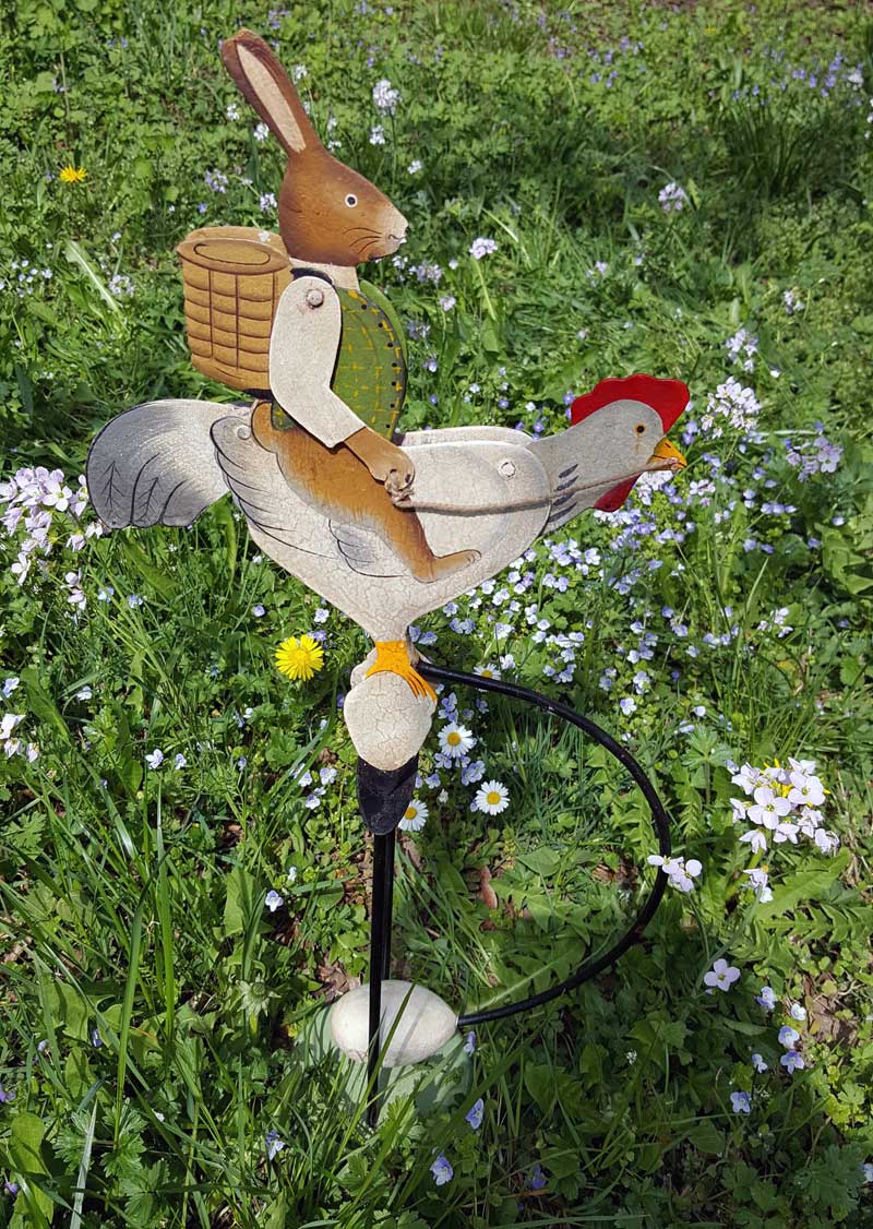 Balancier Osterhase reitet auf einem Huhn